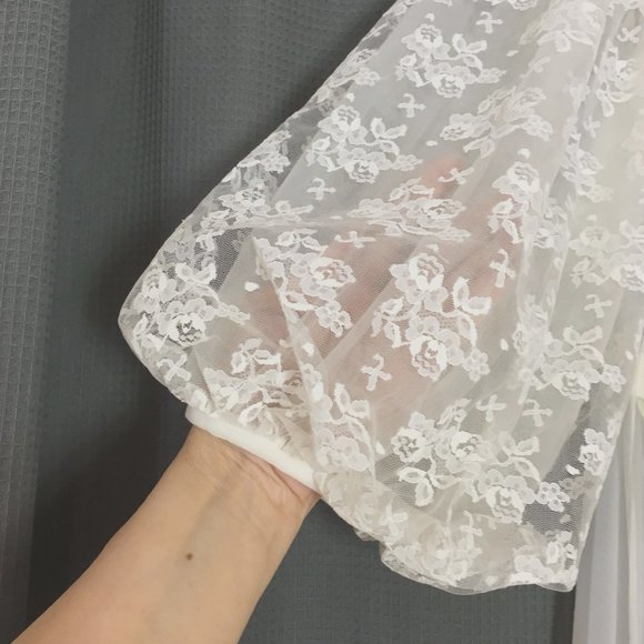 Elegant White Lace Robe Set - Picture 7 of 16